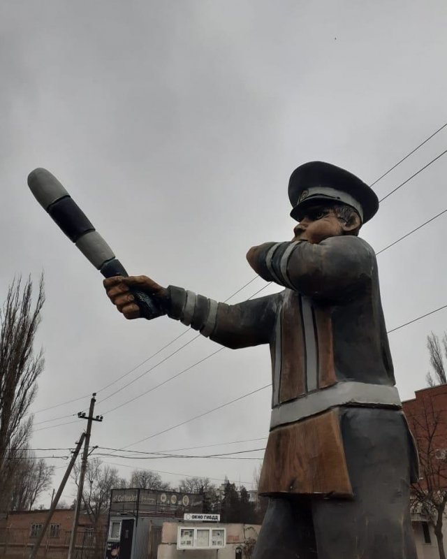 В Азове появился памятник сотруднику ГИБДД (4 фото)