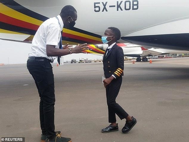 Семилетний пилот из Уганды стал интернет-сенсацией (3 фото)