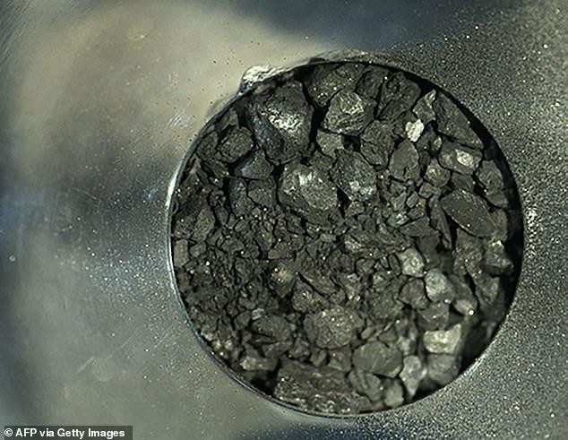 Ученые показали образцы грунта с астероида Рюгу (6 фото)