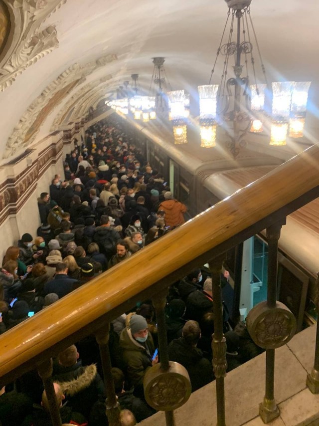 Что творилось в московском метро утром (2 фото)