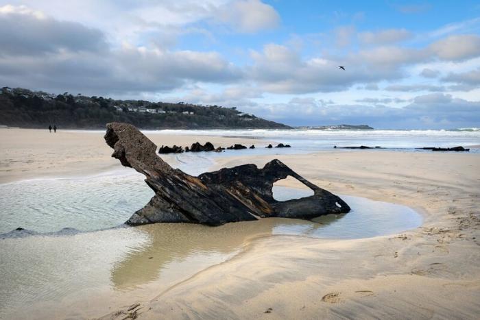 В Англии на пляже появились останки древних кораблей (7 фото)