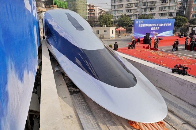 В Китае начались испытания супер поезда на магнитной подушке (3 фото)