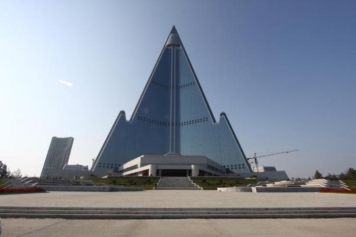 Необычная гостиница Рюген в Северной Корее (7 фото)