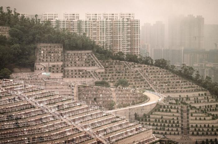 Вертикальные кладбища Гонконга (8 фото)