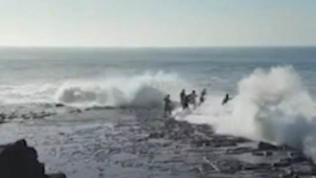 Мужчины продолжают рыбачить на скалах, на которых гибнут (2 фото)