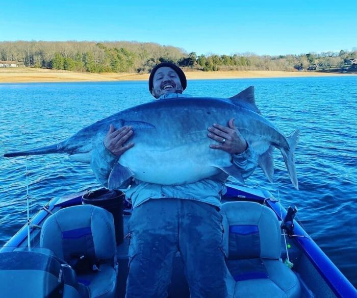 Мужчина поймал гигантскую рыбу весом более 50 килограммов (2 фото)