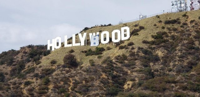 В Лос-Анджелесе заменили надпись Hollywood на Hollyboob (4 фото)