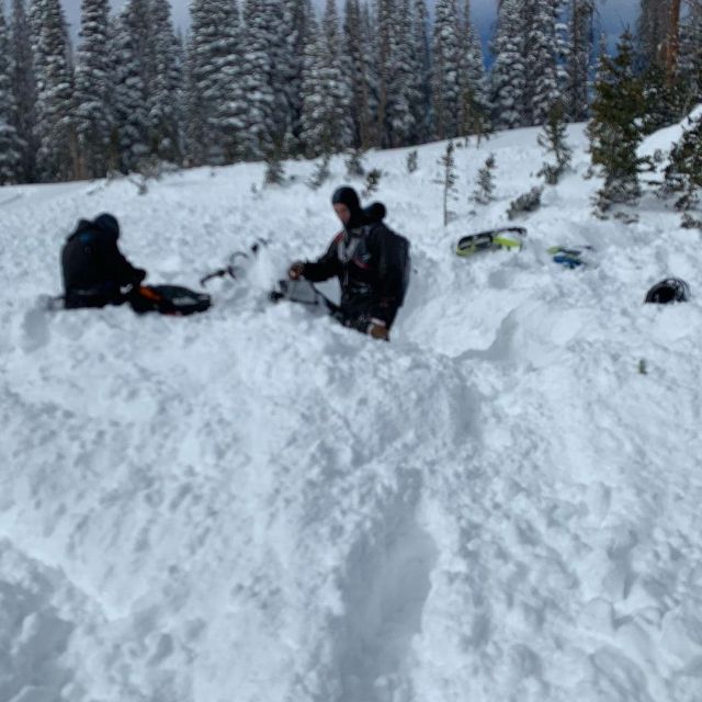 В США компания друзей на снегоходах еле спаслась от лавины (2 фото)