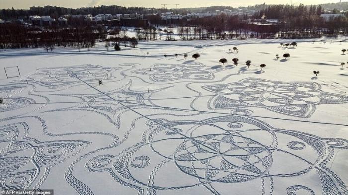 Художник создал огромный снежный узор с помощью снегоступов (8 фото)