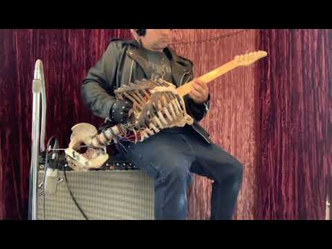 Блэк-металлист сделал гитару из скелета своего дяди (4 фото)