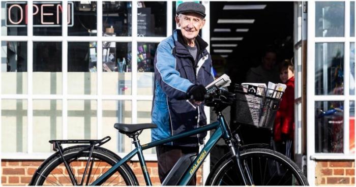 80-летнему почтальону подарили велосипед (3 фото)