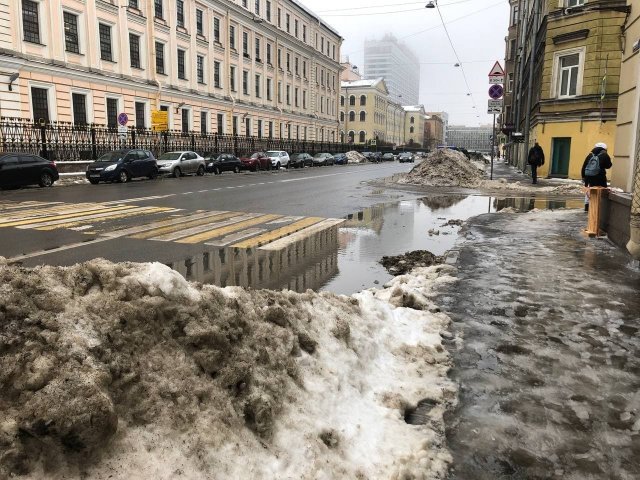 После трехдневного снегопада в Петербурге наступил потоп (12 фото)