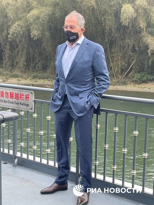 Сергей Лавров посетил Китай в маске с надписью FCKNG QRNTN (3 фото)