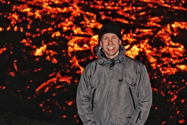 В Исландии проснувшийся вулкан Фаградалсфьяль не испугал (13 фото)