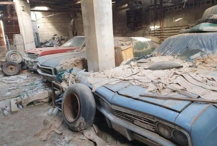 В Бахрейне нашли заброшенную коллекцию классических авто (10 фото)