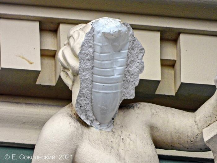У отреставрированной на доме статуи отвалилось лицо (5 фото)