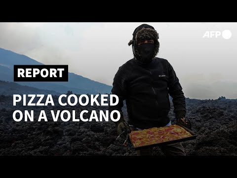 Гватемалец готовит пиццу на действующем вулкане (7 фото)