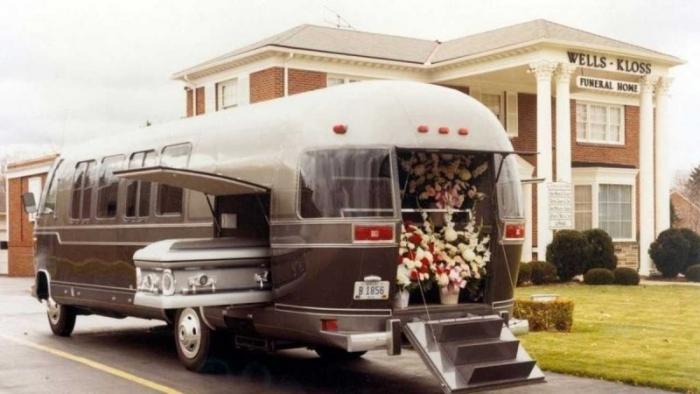 Дом ужасов на колесах: кемпер Airstream со встроенным гробом (4 фото)
