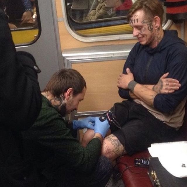 Необычные ситуации, которые можно увидеть в метро (16 фото)