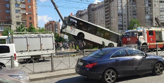 В Петербурге на Ленинском проспекте автобус въехал в столб (3 фото)