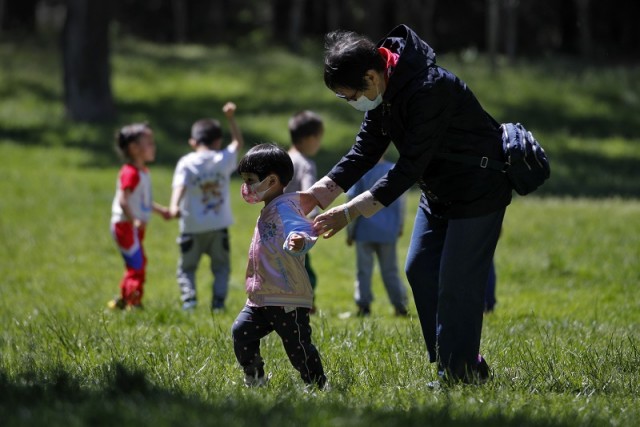 В Китае семьям разрешили заводить троих детей (2 фото)