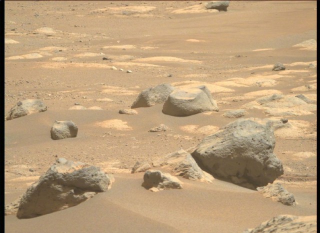 NASA опубликовало новую серию снимков марсианской пустыни (4 фото)