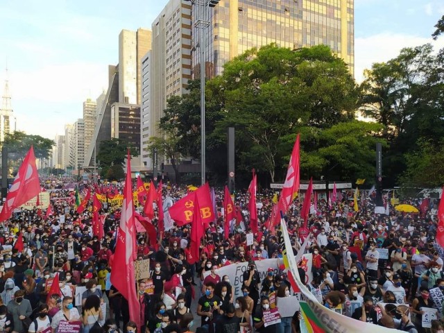 Антиправительственная акция в Бразилии (2 фото)
