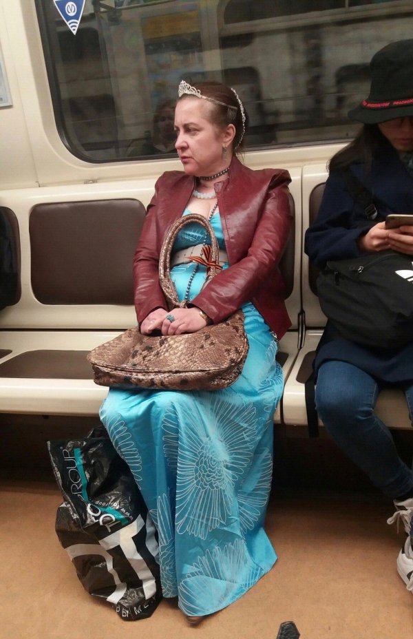  Модники и чудаки в метро (20 фото)