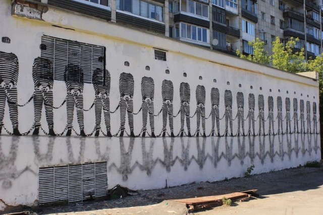 В Екатеринбурге закрасили граффити о «несвободном обществе» (3 фото)