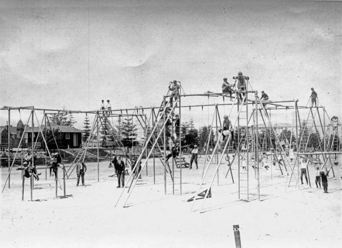 Опасные детские площадки 1900-х годов (9 фото)