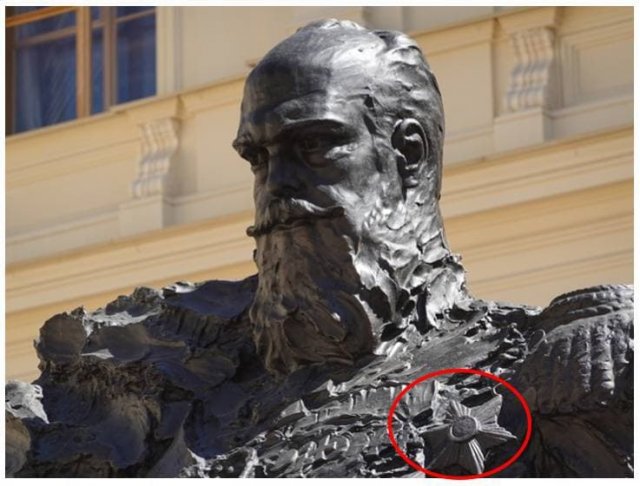 Пользователи заметили ошибку на памятнике Александру III (фото)