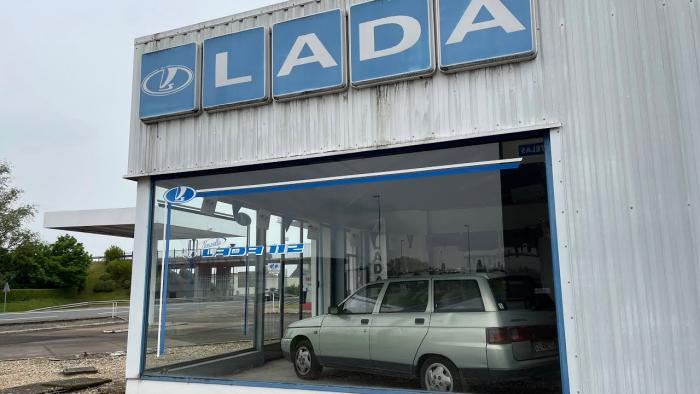 Заброшенный автосалон LADA во Франции спустя четыре года (2 фото)
