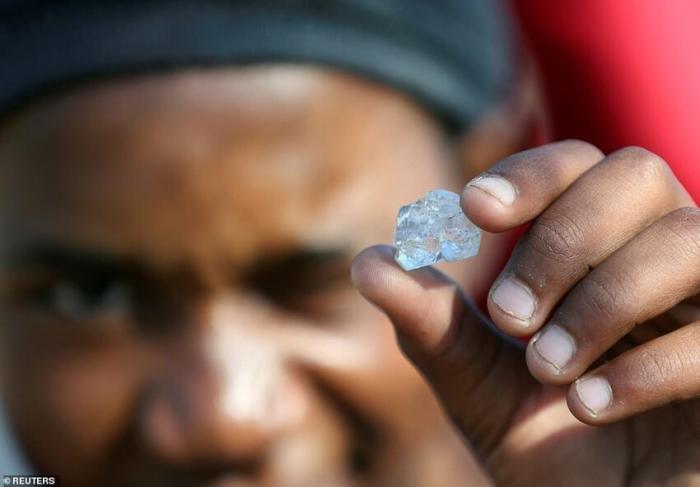Деревню в Южной Африке охватила «алмазная лихорадка» (14 фото)