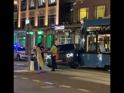 В Москве Bentley столкнулся с трамваем (2 фото)