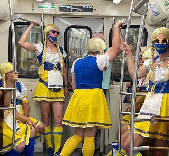  Модники и чудаки в метро (19 фото)
