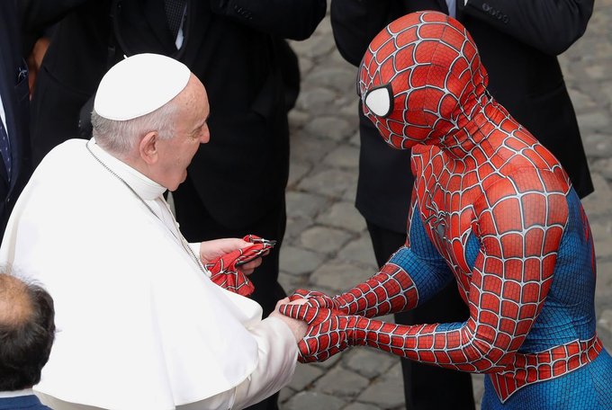 Человек-паук пообщался с Папой Римским и вручил ему подарок (8 фото)