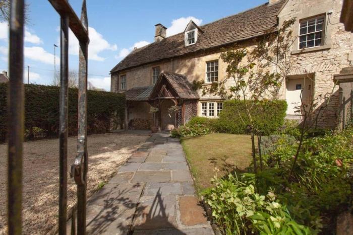 В Англии продаётся дом 16-го века с черепахой (фото)