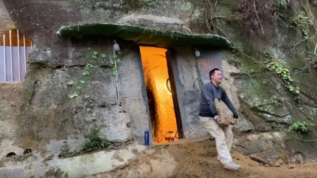35-летней китаец построил уютное жилье в пещере (5 фото)