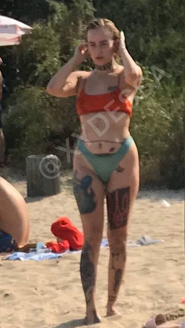 На пляже в Одессе заметили девушку со свастикой (3 фото) 