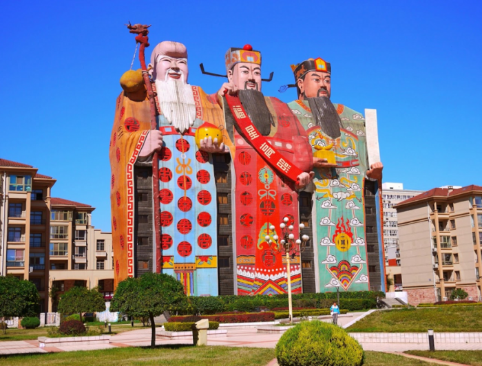 Отель, который построен в виде трех китайских святых (8 фото)