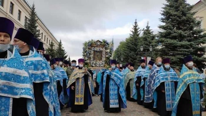 В Казани на крестный ход вышли тысячи человек (2 фото)
