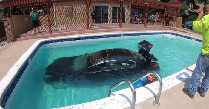 Подросток из Колорадо заехал на машине в бассейн (4 фото)