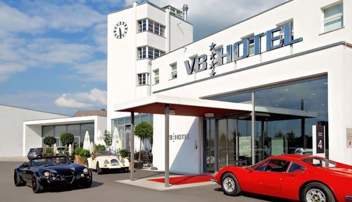 Отель V8 в Штутгарте — мечта автолюбителя (13 фото)