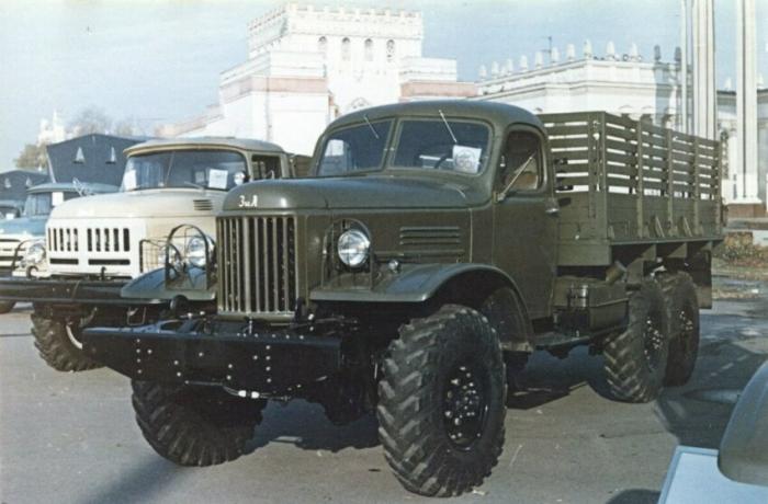 Выставка грузовиков СССР на ВДНХ (17 фото)