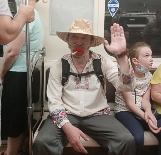 Модники и чудаки из метро (18 фото)