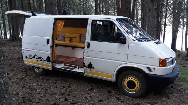Мастер из Болгарии переделал старый Volkswagen Transporter в удобный и необычный дом на колесах (11 фото)