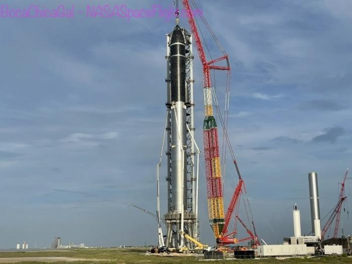 SpaceX собрала самую высокую ракету в истории космонавтики (10 фото)  