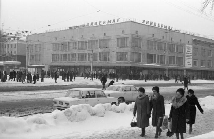 Прогулка по советскому универмагу. Смотрим ассортимент и цены (25 фото)  