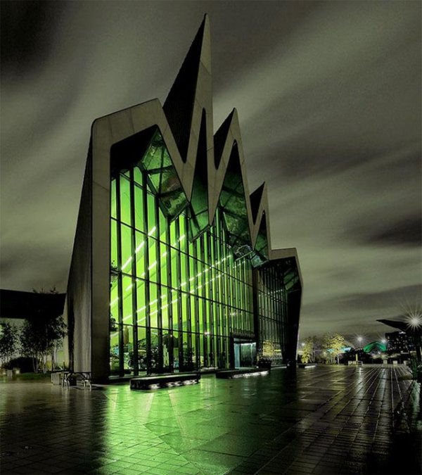 Интересные здания со зловещей архитектурой (12 фото)