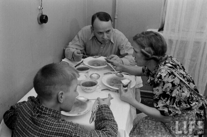 Фоторепортаж о жизни простых советских граждан в 1950-х (51 фото)